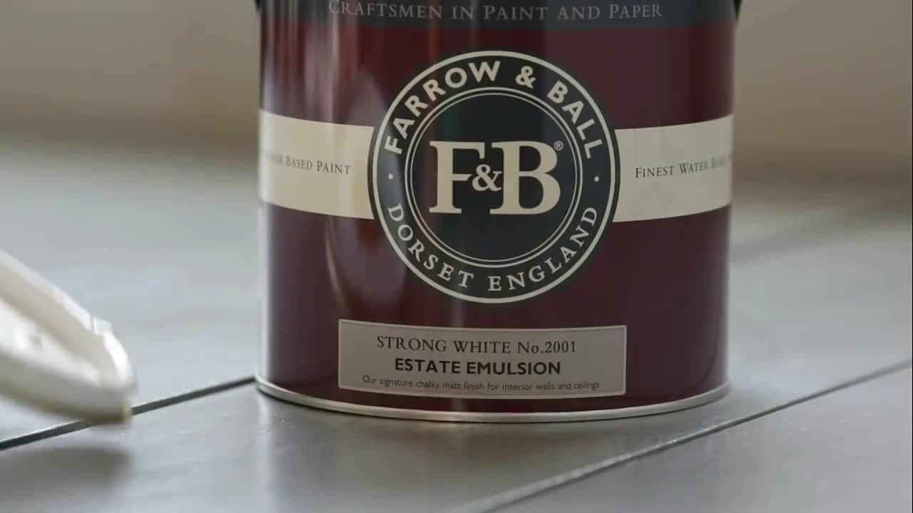 Farrow & Ball Estate Strong White No.2001 Matt Emulsion Paint, 2.5L - Image 2