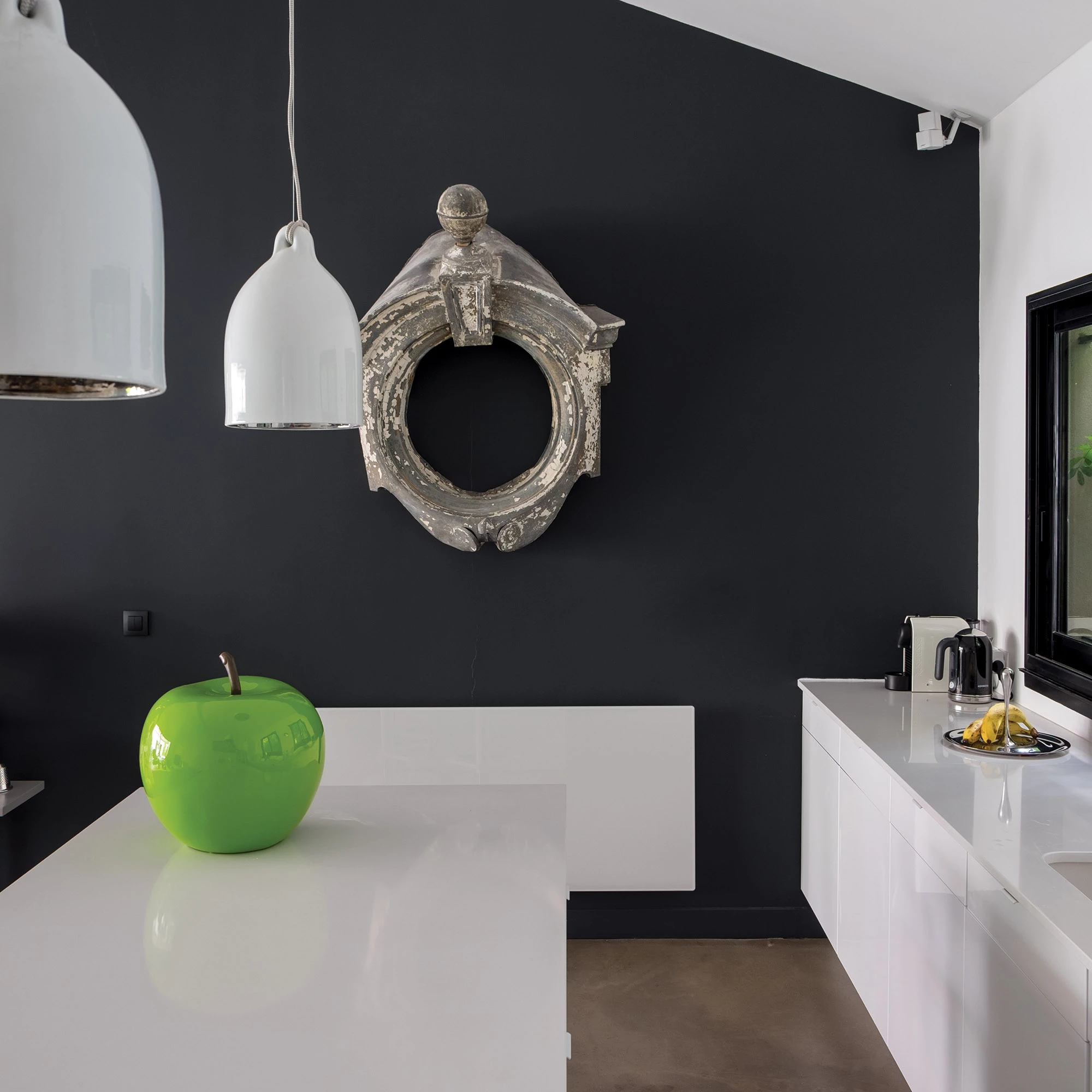 Farrow & Ball Modern Pitch Black No.256 Eggshell Paint, 2.5L - Image 4