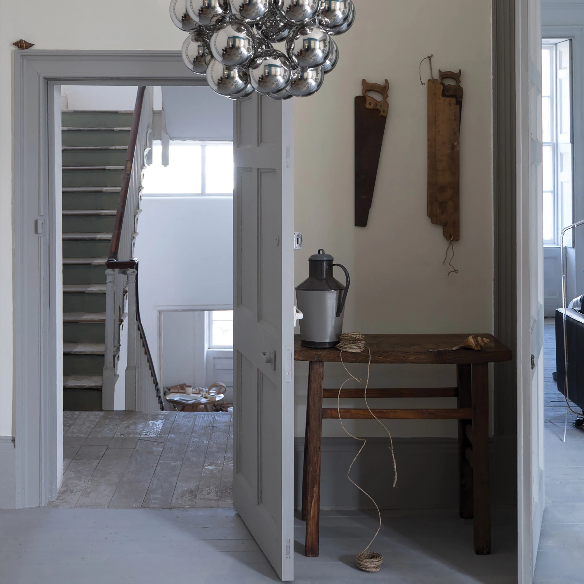 Farrow & Ball Modern Shadow White No.282 Eggshell Paint, 2.5L - Image 4